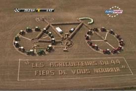 W tym roku podczas Tour De France rolnicy przygotowali podobny pomysł - wykorzystali do tego celu traktory