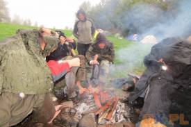 Przemoczeni harcerze suszyli swe ubrania przy ognisku na Stecówce, fot. indi