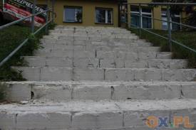 Zniszczone schody prowadzące m.in. do UG Istebna