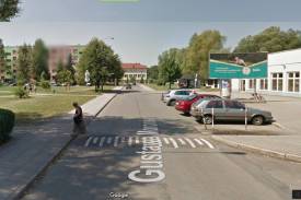 Przechodzenie przez jezdnię po progu uwiecznione zostało na mapach Google, fot. Google Street View