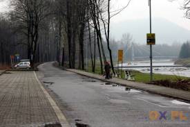 W tym roku ma powstać nowych chodnik i parking przy ul. Nadrzecznej. fot. Jan Bacza