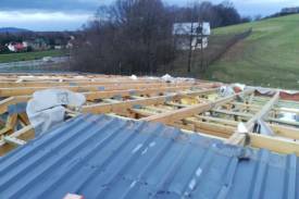 Zerwany dach na Hali Sportowej w Zespole Szkól w Górkach Wielkich. Fot: czytelnik
