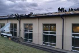 Zerwany dach na Hali Sportowej w Zespole Szkól w Górkach Wielkich. Fot: czytelnik