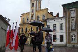 Na skoczowskim Rynku pojawiły się flagi i znicze fot. Dorota Kochman