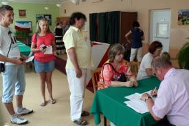 W Ustroniu do list wyborców dopisuje się wielu turystów.