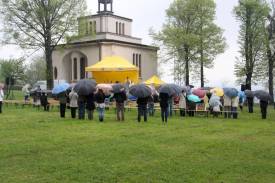 W deszczu odbyła się msza św. na Kaplicówce fot. Piotr Iwacz