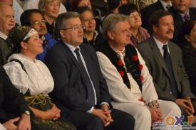 Prezydent Komorowski podziwiał występy zespołów siedząc obok burmistrza Wisły fot. Michał Fielek