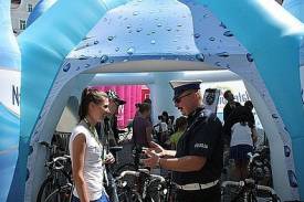 Policjanci edukowali jak bezpiecznie poruszać się na rowerze fot. KPP CIESZYN