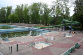 Cieszyński basen po modernizacji, czeka na remont niecki fot. Jan Bacza