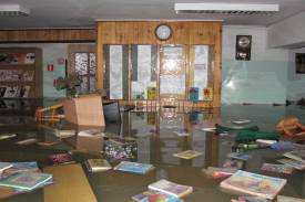 Górki Małe, zalane pomieszczenia biblioteki