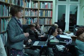 Joanna Jurgała-Jureczka, opowiadała o kulisach powstawania książki w czytelni Miejskiej Biblioteki 