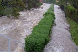 Tak wyglądał chodnik podczas powodzi w maju 2010 roku. foto kontakt24/arc