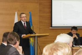 Na wiele pytań odpowiadał zastępca burmistrza Cieszyna Adam Swakoń