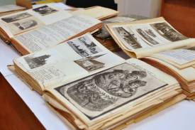 Księgi z materiałami dotyczącymi miejscowości. Na pierwszym planie księga dokumentująca historię i losy mieszkańców Stonawy, Olbrachcic, Cierlicka i Ł