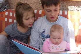 Czytanie rodzinne: Patrycja, Ania, Bartek, fot. Dorota Michałek