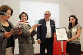 Piotr Wawrzaszek i projektantka Agnieszka Fujak odbierają nagrodę w  kategorii produkt. Fot. Dominik Gajda