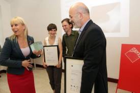 Elżbieta Bieńkowska wręcza nagrodę Agacie Korzeńskiej i Pawłowi  Krzywdzie oraz Andrzejowi Wienckowi, zwycięzcom w kategorii grafika  użytkowa. Fot. D