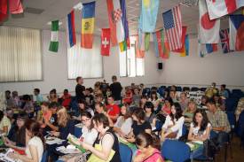 W zajęciach uczestniczy ponad 130 osób z całego świata.