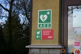 O obecności AED informują tabliczki z przodu budynku, fot. NG