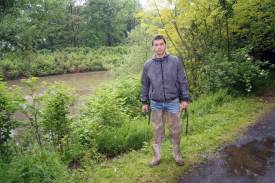 Mariusz Dragan z niepokojem patrzy na wzrastający poziom wody w Wiśle.