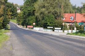 na granicy Ogrodzonej i Łączki powstaje również chodnik. fot. Jan Bacza