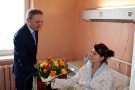 Burmistrz Ryszard Macura składał gratulacje Kamili Suchodolskiej.