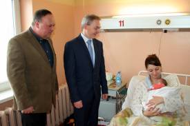 Przewodniczący Rady Powiatu Andrzej Bacza i Burmistrz Ryszard Macura z wizytą u pierwszego noworodka urodzonego w 2015 r.