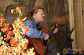 Zagrał na gitarze i zaśpiewał Mariusz Śniegulski, fot. indi