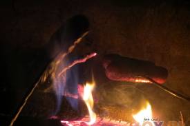 Wieczorem przewodnicy dyskutowali przy ognisku i kiełbaskach , fot. indi