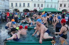 W Cieszynie na rynku morsy wzięły lodowatą kąpiel. fot. Marta Szymik