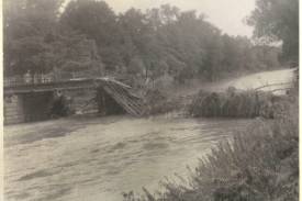 Zniszczony Most Wolności po powodzi 1970, fot. Czesil w: fotopolska.eu