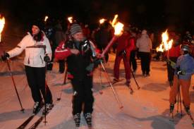 Na zboczu Pilska kikaset osób na nartach powitało Nowy Rok