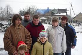 Bez dachu nad głową została ośmioosobowa rodzina - rodzice - Małgorzata i Bogusław Siakała, pięcioro dzieci i babcia Krystyna