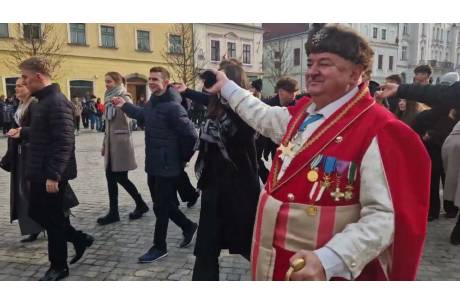 Polonez Szybińskiego na cieszyńskim Rynku.  foto MJ/OX.PL