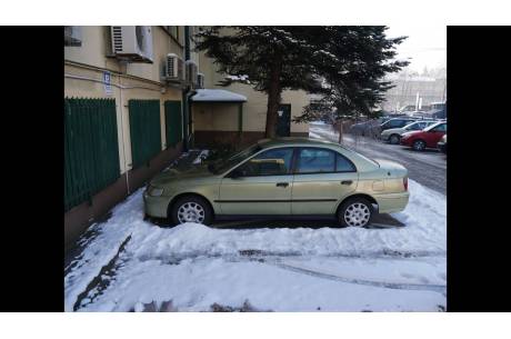 Zdjęcie przedstawia Złotą Hondę Starosty wystawioną na aukcji WOŚP