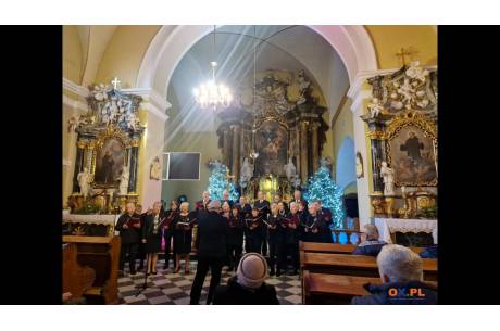 Koncert kolęd w wykonaniu chóru „LUTNIA" i chóru z parafii w Puńcowie.  foto MJ/OX.PL