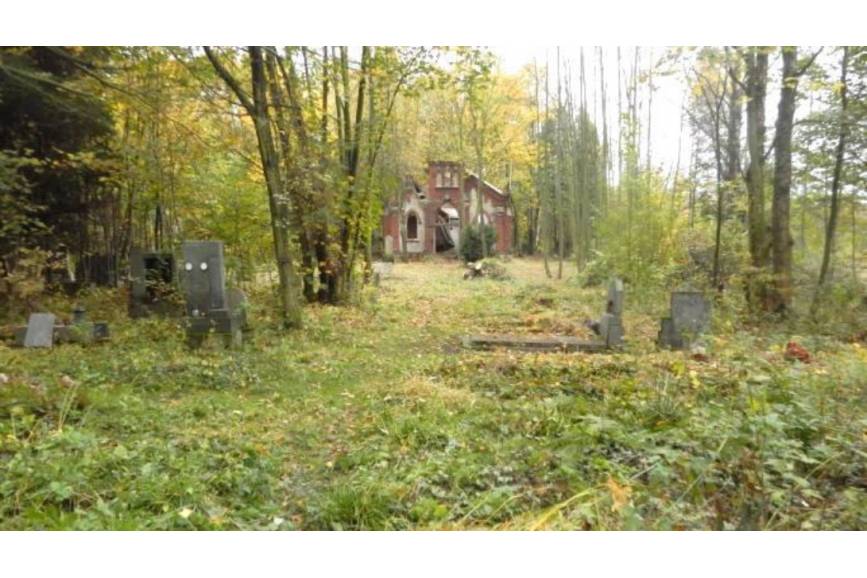 Wielkie cięcie na cmentarzu... Sprzątają cmentarz w Karwinie